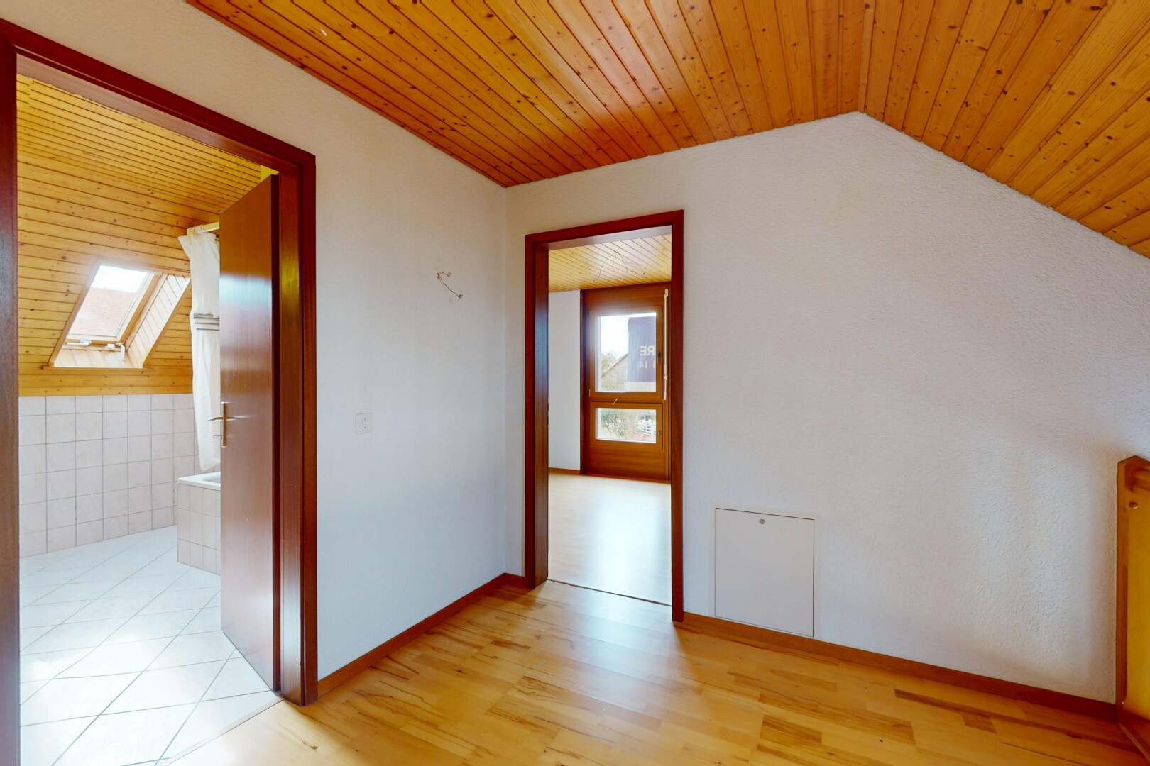 pièce vide avec lumière naturelle, natural light, inside property, plafond voûté, et vaulted ceiling