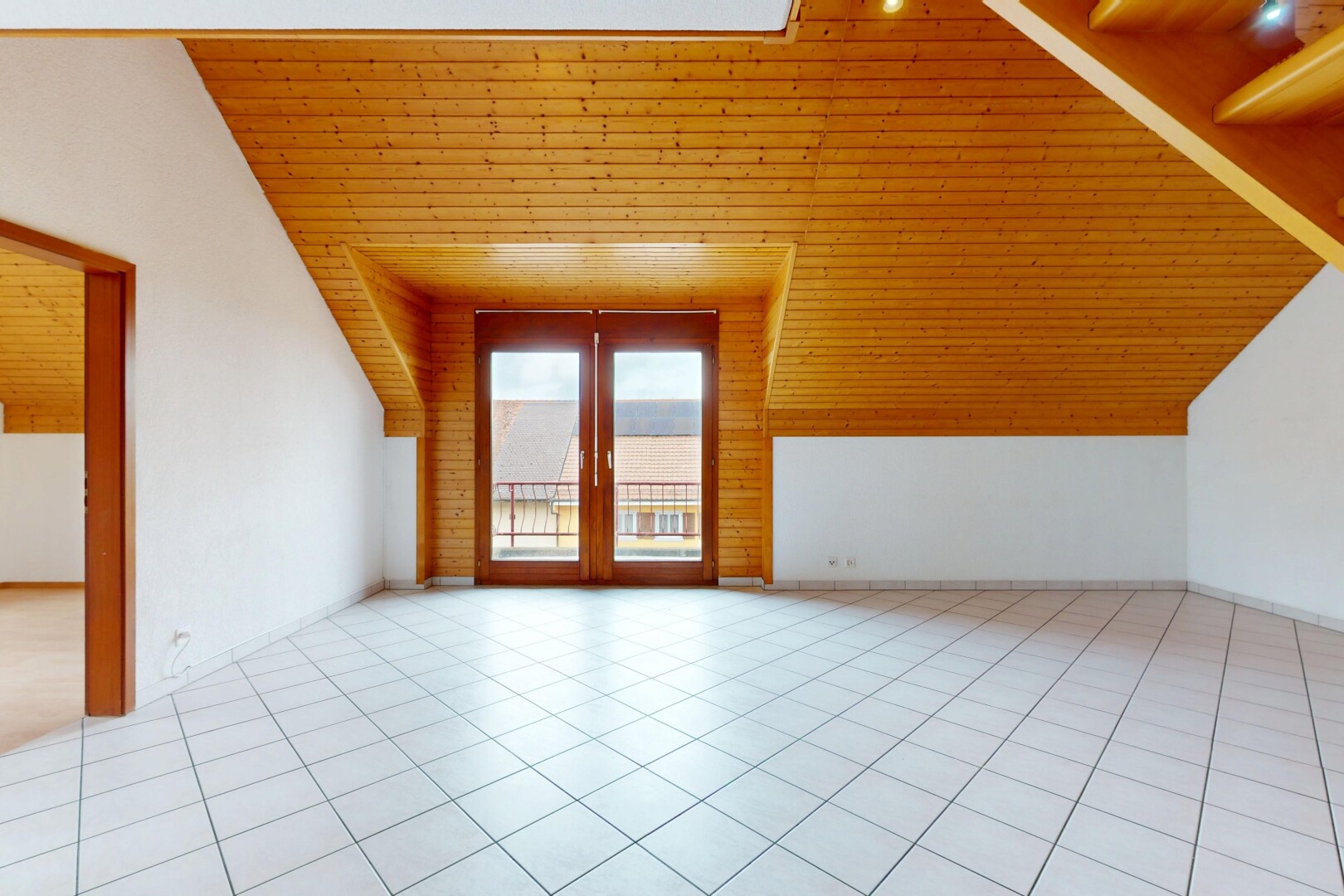 pièce vide avec plafond voûté, vaulted ceiling, lumière naturelle, natural light, et cloison sèche