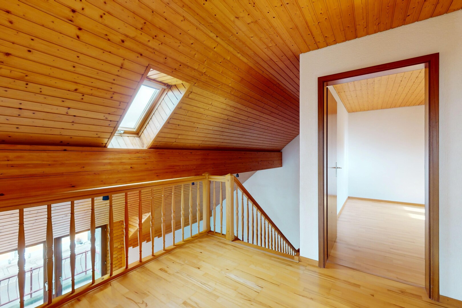 pièce vide avec puits de lumière, inside property, plafond en bois, wood ceiling, et cloison sèche