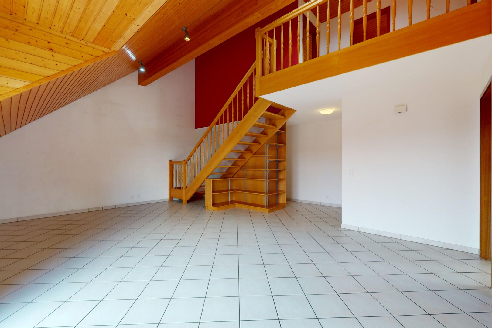pièce vide avec plafond en bois, wood ceiling, escaliers, cloison sèche, et drywall