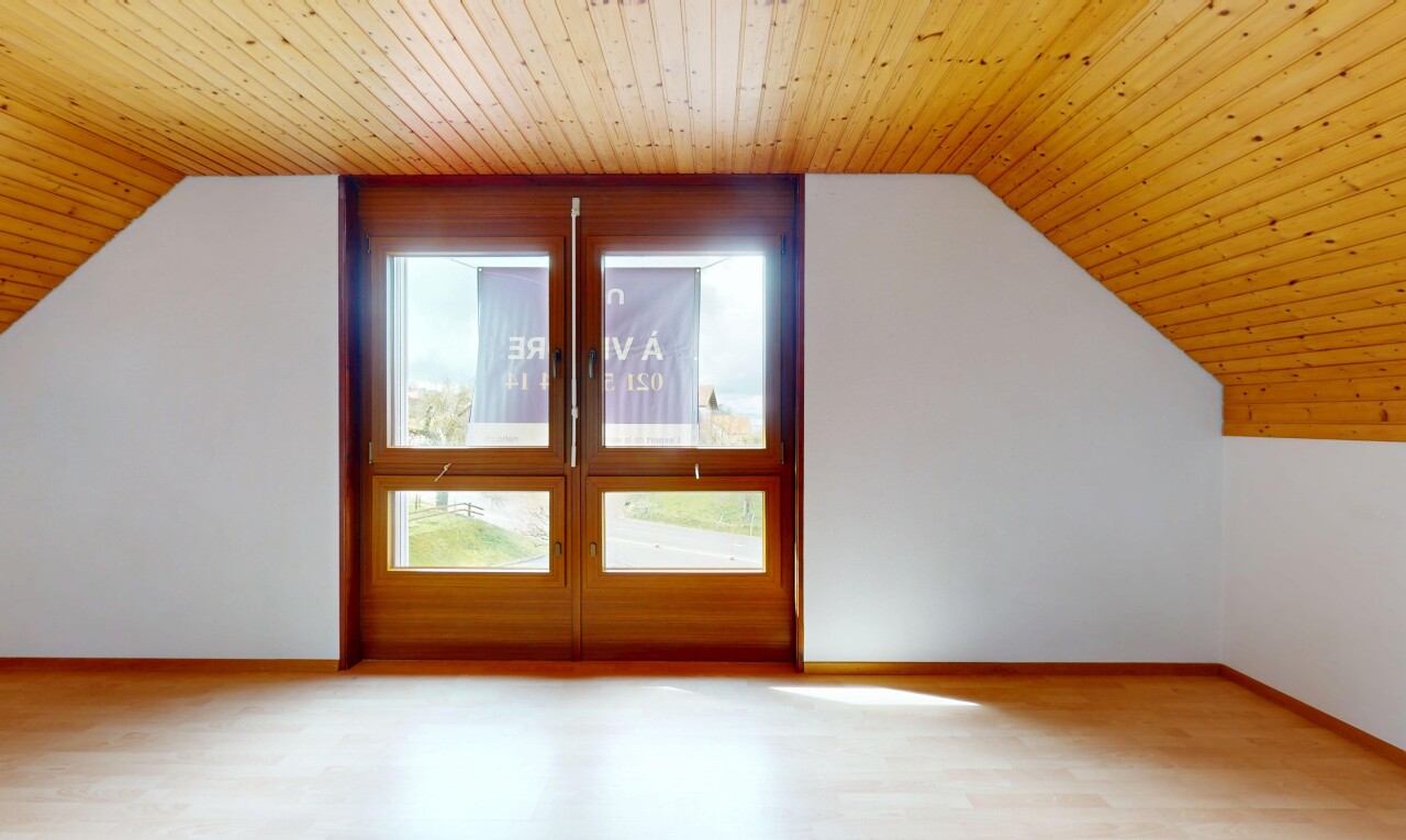 pièce vide avec inside property, pièce supplémentaire, plafond voûté, vaulted ceiling, et plafond bas