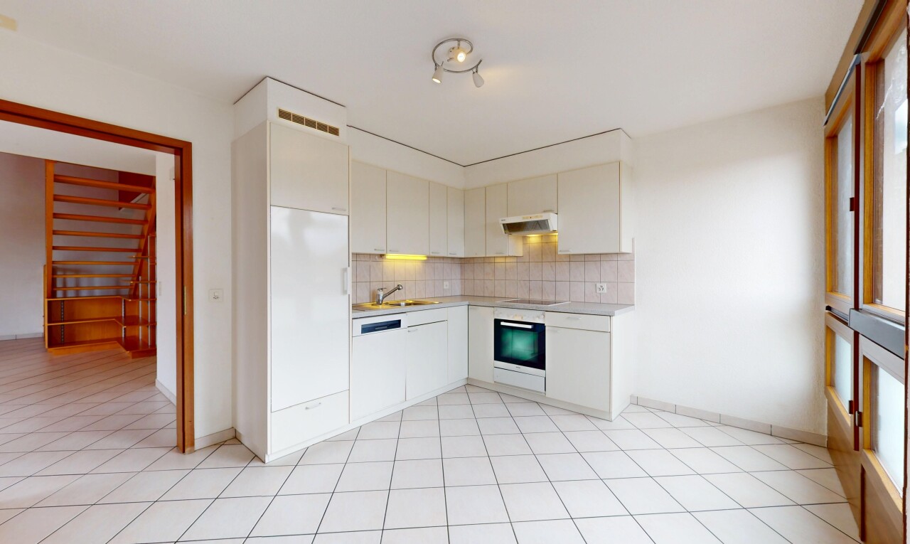 cuisine avec hotte, plans de travail, four, dosseret, et backsplash