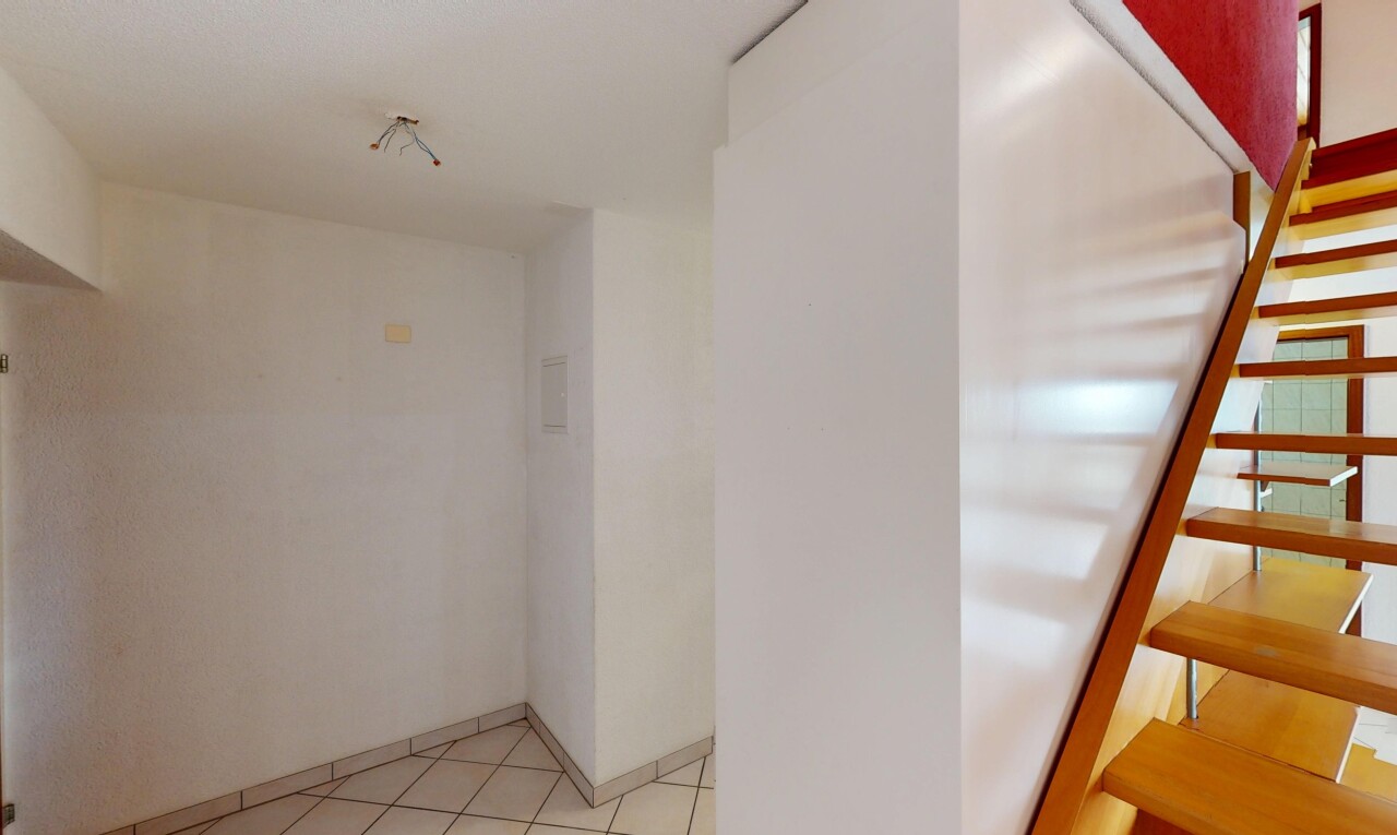 escaliers avec inside property, escaliers, cloison sèche, et drywall