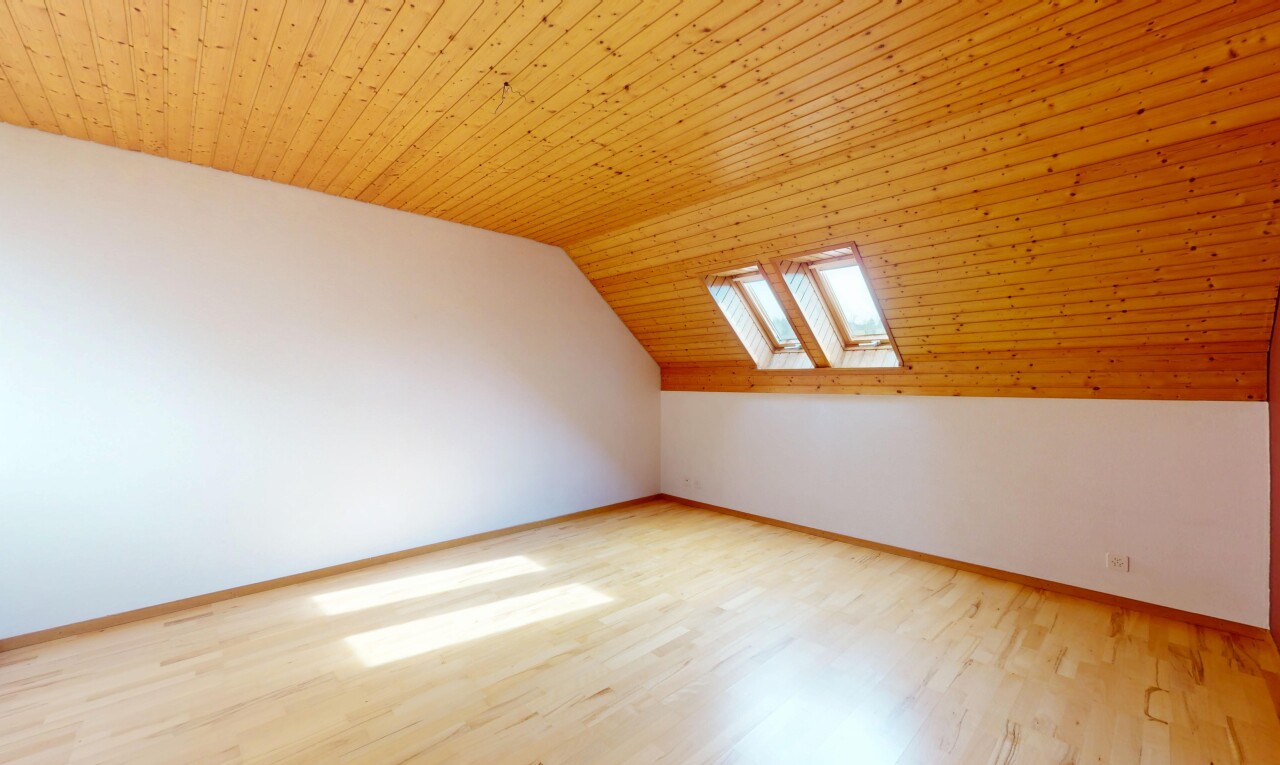 pièce vide avec puits de lumière, inside property, cloison sèche, drywall, et sol en finition bois