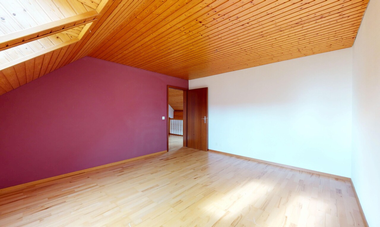 pièce vide avec cloison sèche, drywall, plafond voûté, vaulted ceiling, et plafond en bois