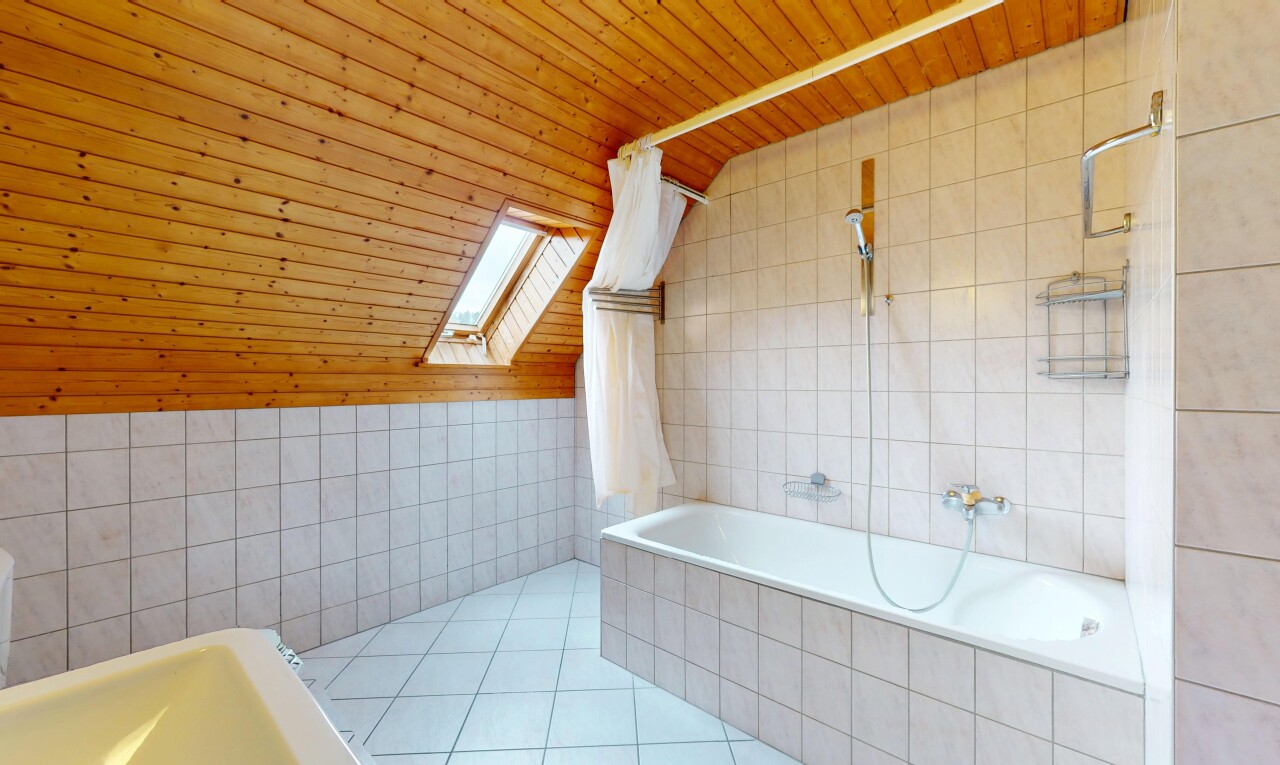 salle de bains avec mur en carrelage, tile wall, tile tub, sol en carrelage, et tile floor