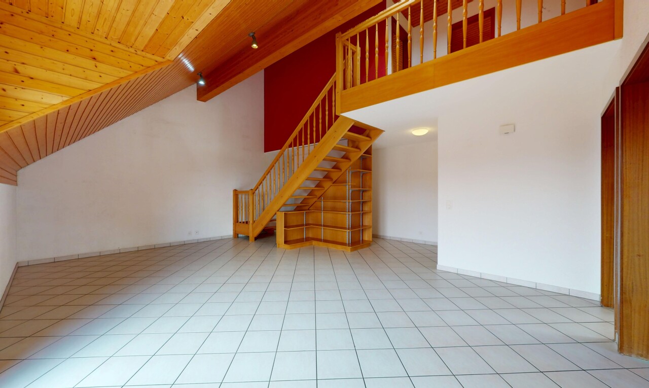 pièce vide avec plafond en bois, wood ceiling, escaliers, cloison sèche, et drywall