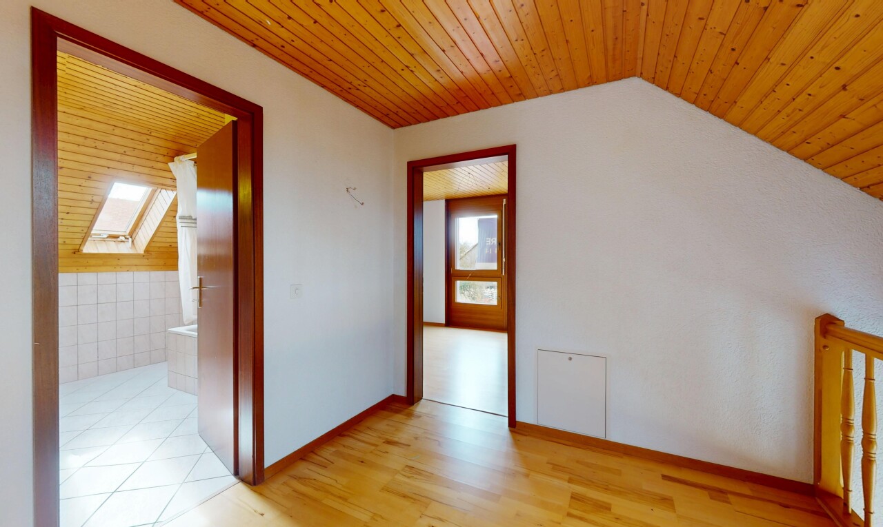 pièce vide avec lumière naturelle, natural light, inside property, plafond voûté, et vaulted ceiling