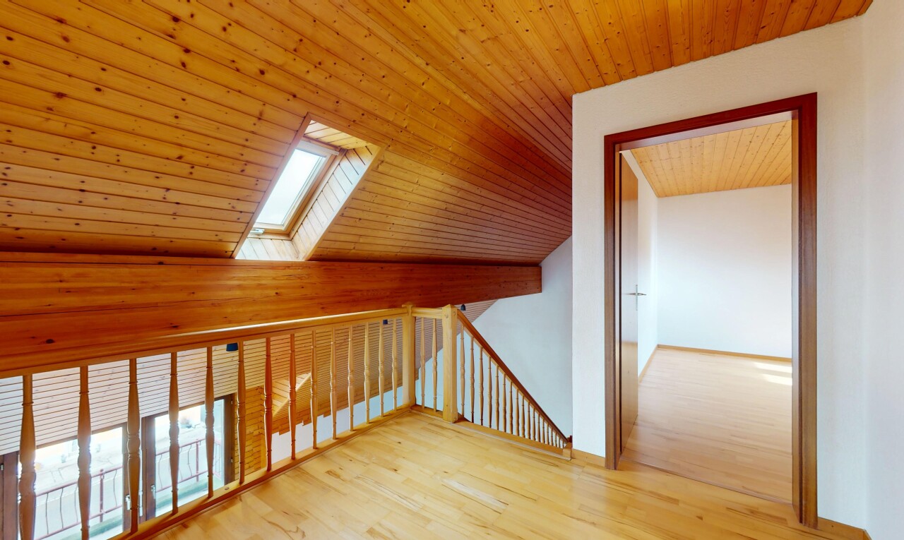 pièce vide avec puits de lumière, inside property, plafond en bois, wood ceiling, et cloison sèche
