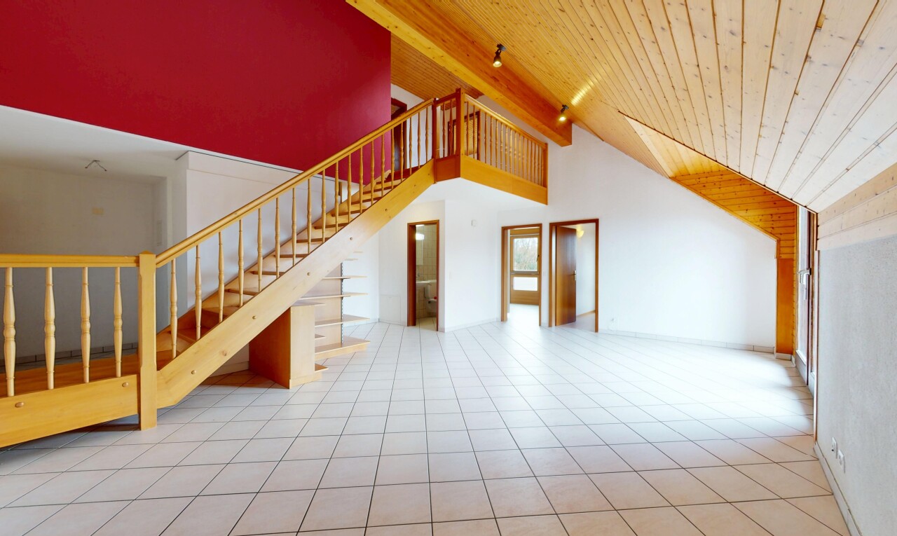escaliers avec plafond haut, high ceiling, plafond voûté, vaulted ceiling, et plafond en bois