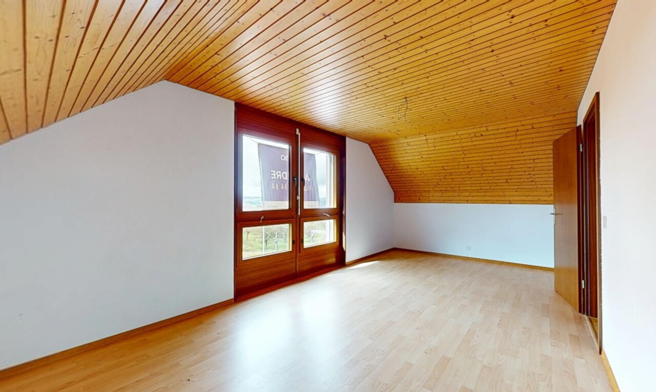 pièce vide avec pièce supplémentaire, plafond en bois, wood ceiling, plafond voûté, et vaulted ceiling