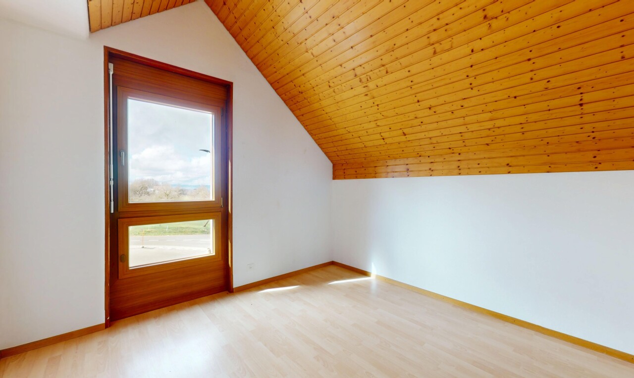pièce vide avec inside property, lumière naturelle, natural light, sol en finition bois, et wood finish floor