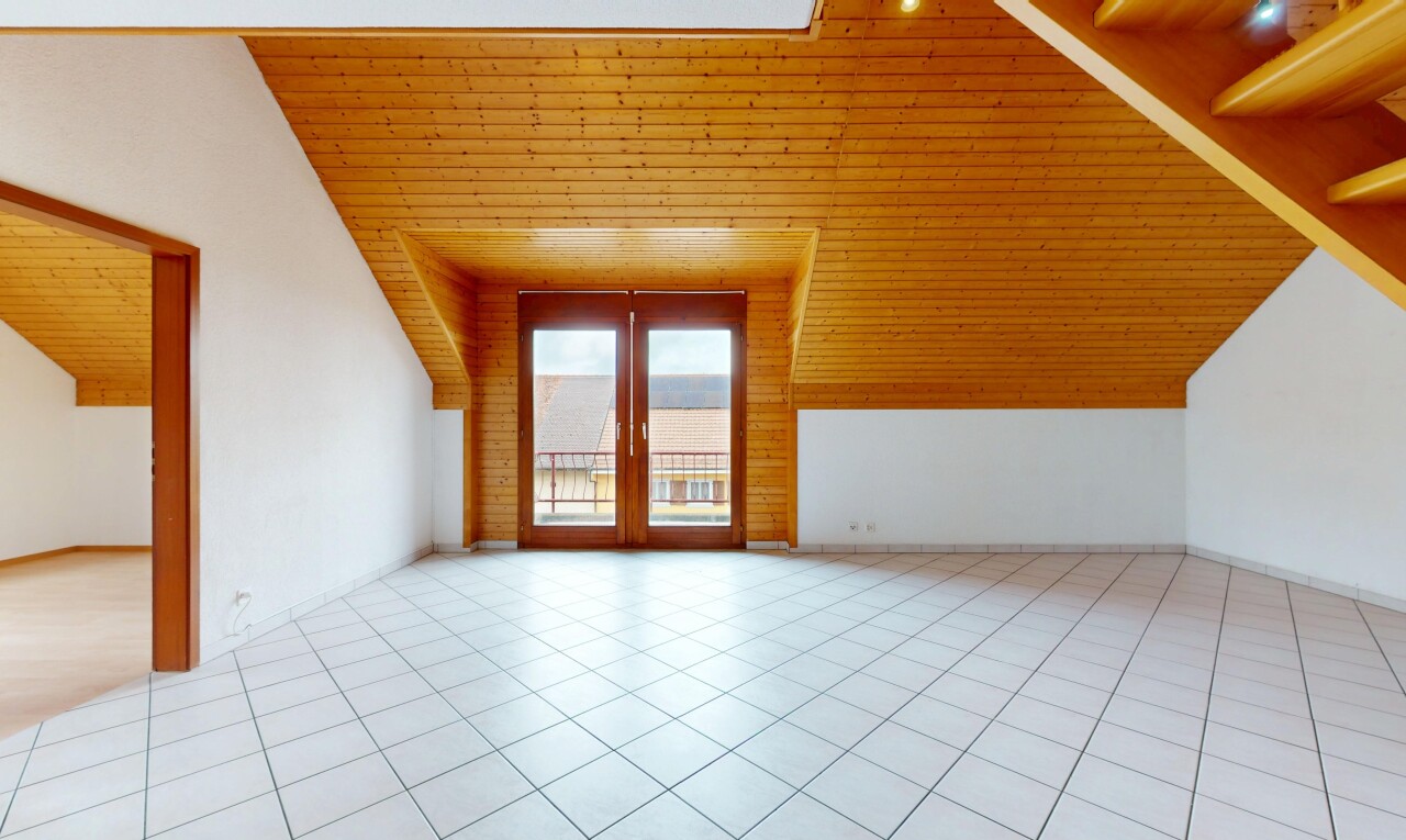 pièce vide avec plafond voûté, vaulted ceiling, lumière naturelle, natural light, et cloison sèche