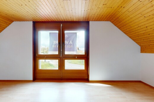 pièce vide avec inside property, pièce supplémentaire, plafond voûté, vaulted ceiling, et plafond bas
