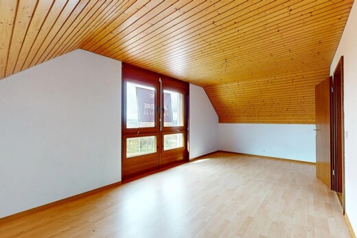 pièce vide avec pièce supplémentaire, plafond en bois, wood ceiling, plafond voûté, et vaulted ceiling