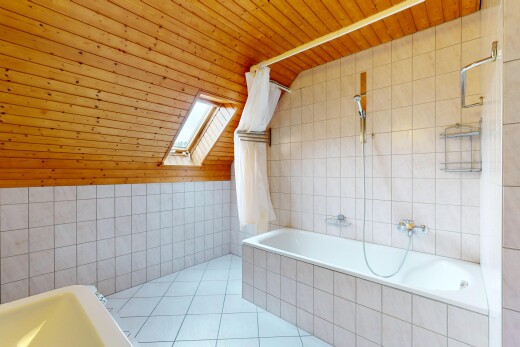salle de bains avec mur en carrelage, tile wall, tile tub, sol en carrelage, et tile floor