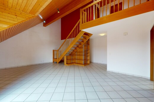 pièce vide avec plafond en bois, wood ceiling, escaliers, cloison sèche, et drywall