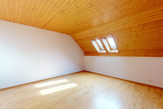 pièce vide avec puits de lumière, inside property, cloison sèche, drywall, et sol en finition bois