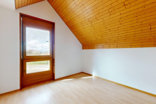 pièce vide avec inside property, lumière naturelle, natural light, sol en finition bois, et wood finish floor