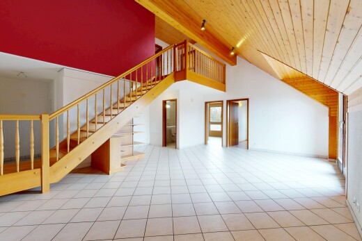 escaliers avec plafond haut, high ceiling, plafond voûté, vaulted ceiling, et plafond en bois