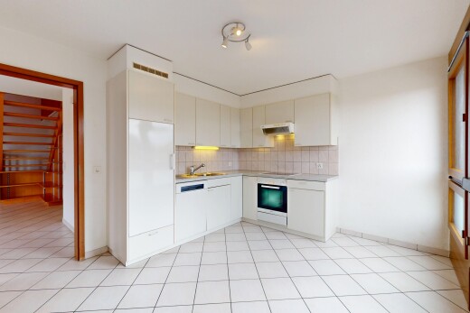 cuisine avec hotte, plans de travail, four, dosseret, et backsplash
