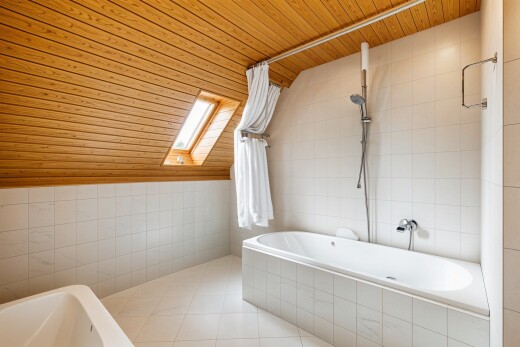 salle de bains avec mur en carrelage, tile wall, tile tub, sol en carrelage, et tile floor