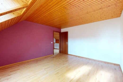 pièce vide avec cloison sèche, drywall, plafond voûté, vaulted ceiling, et plafond en bois