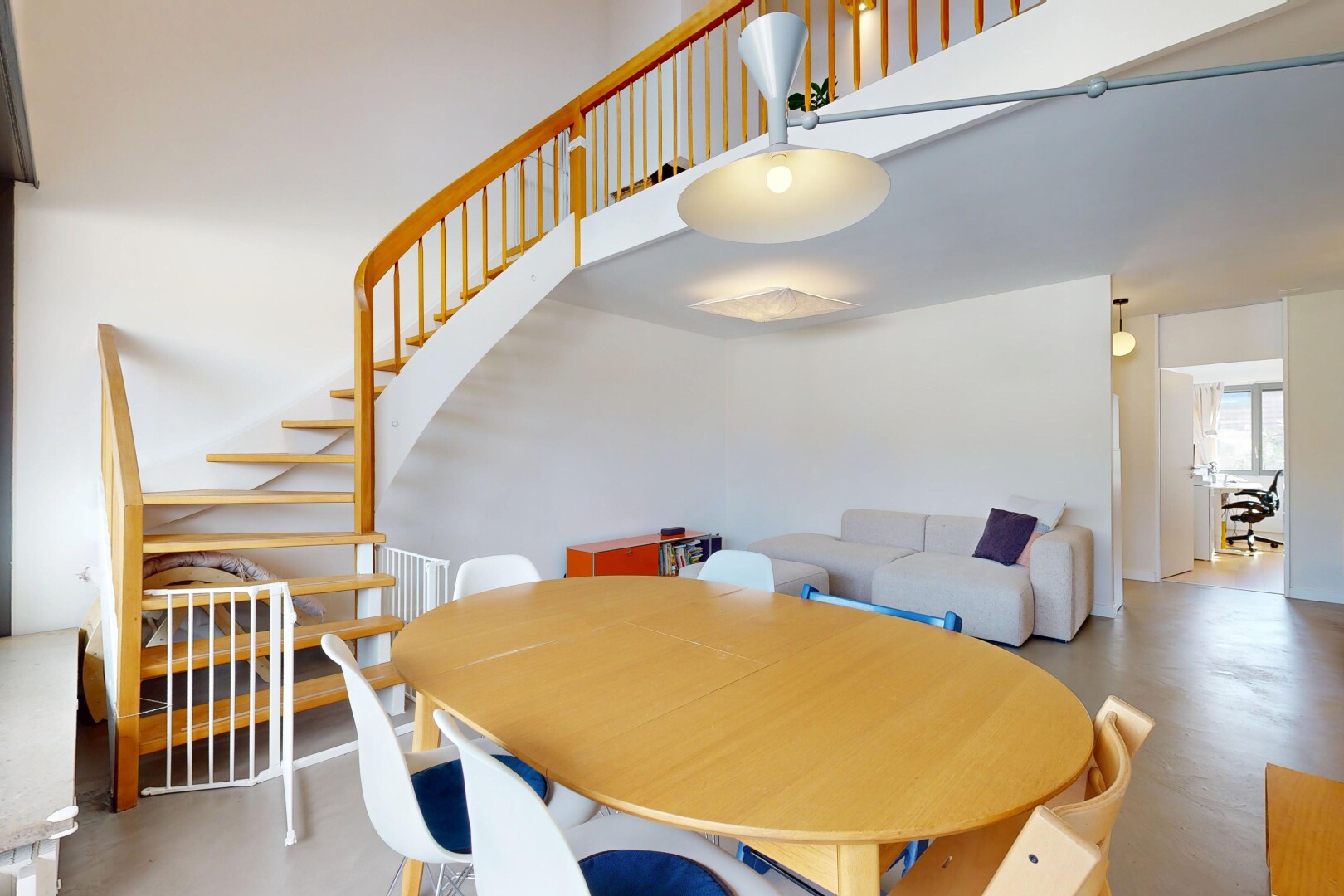 wohn- / esszimmer mit treppen, drywall, gipskartonwand, inside property, und high ceiling