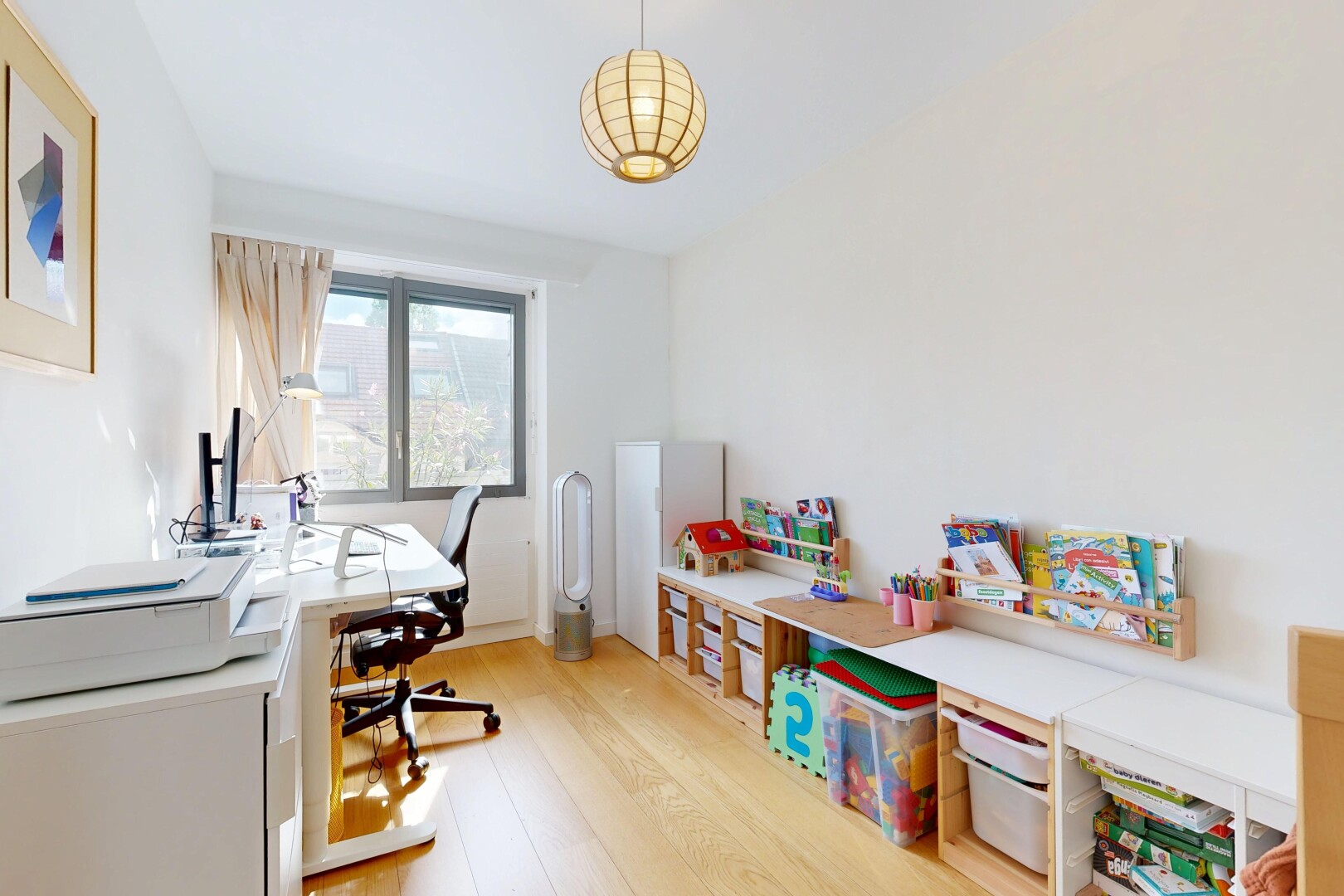 büro mit wood finish floor, holzfußboden, natural light, natürliches licht, und inside property