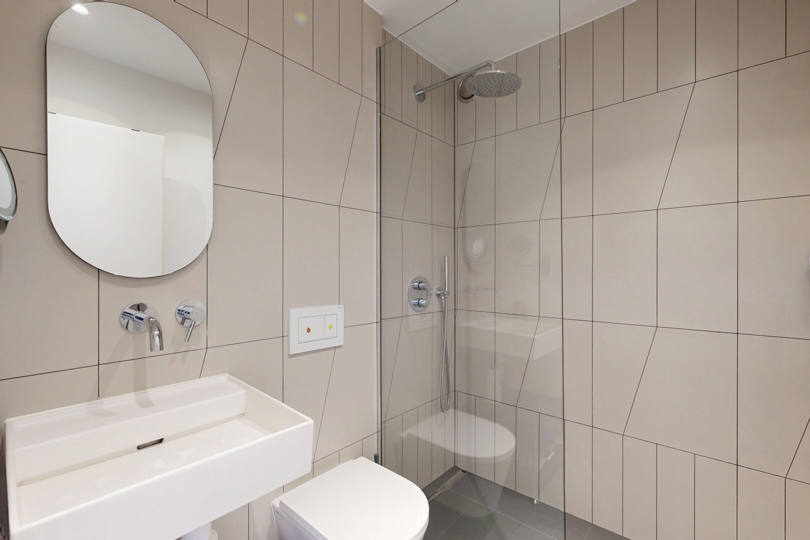 bad mit waschbecken, tile wall, fliesenwand, spiegel, und komplettes badezimmer