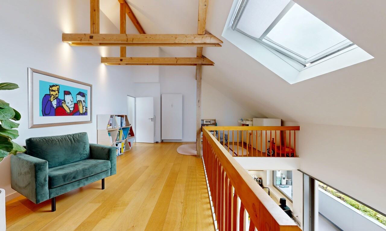 halle / korridor mit inside property, wood finish floor, holzfußboden, beamed ceiling, und balkendecke