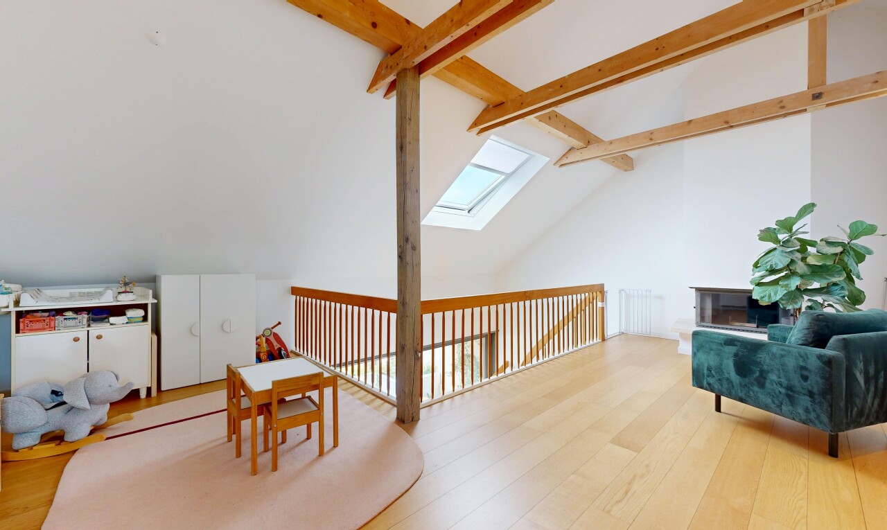 wohnzimmer mit dachfenster, beamed ceiling, balkendecke, wood finish floor, und holzfußboden