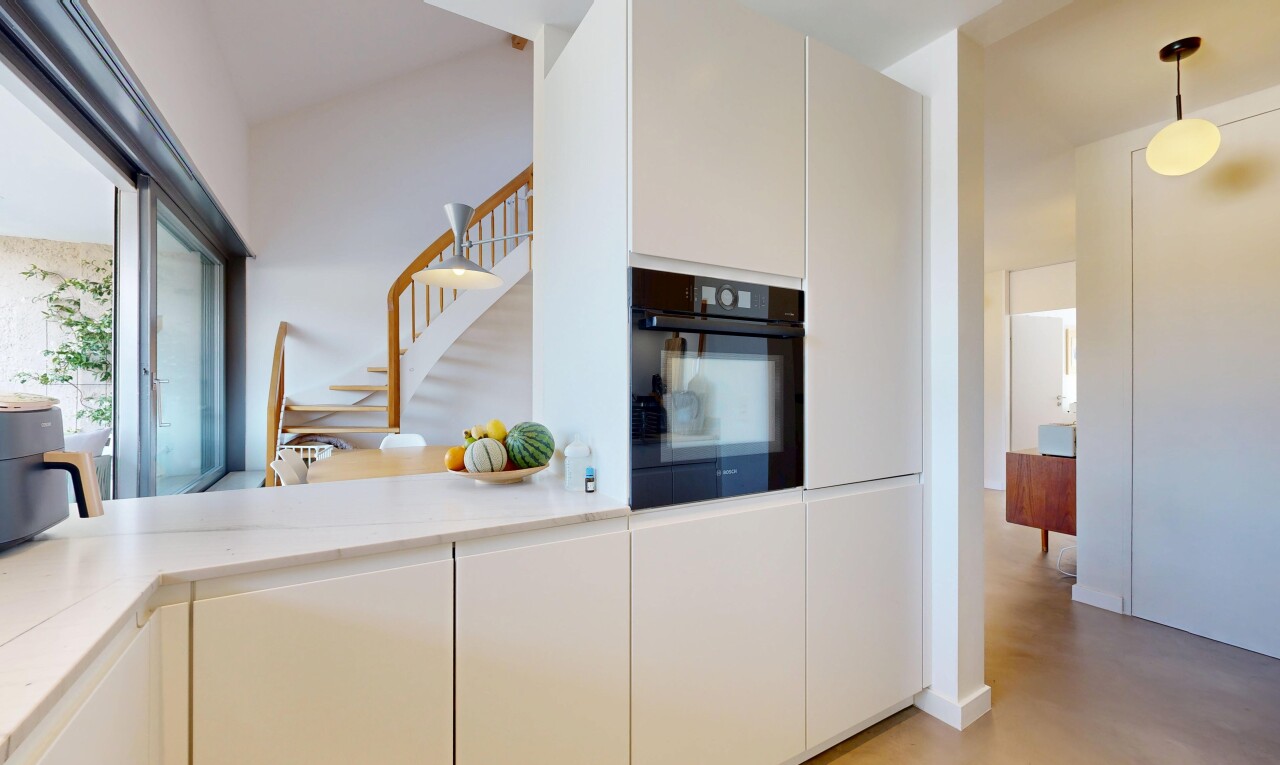 küche mit ofen, arbeitsplatten, light countertops, inside property, und schränke mit flachen paneelen