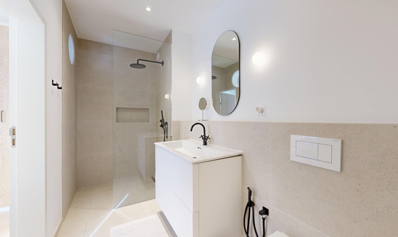 bad mit dusche, schminktisch, komplettes badezimmer, spiegel, und light floor
