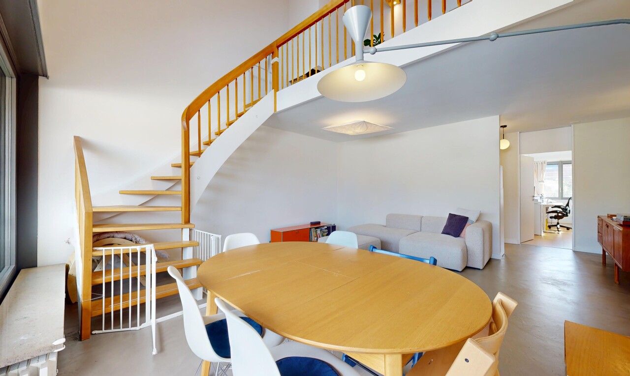 wohn- / esszimmer mit treppen, drywall, gipskartonwand, inside property, und high ceiling