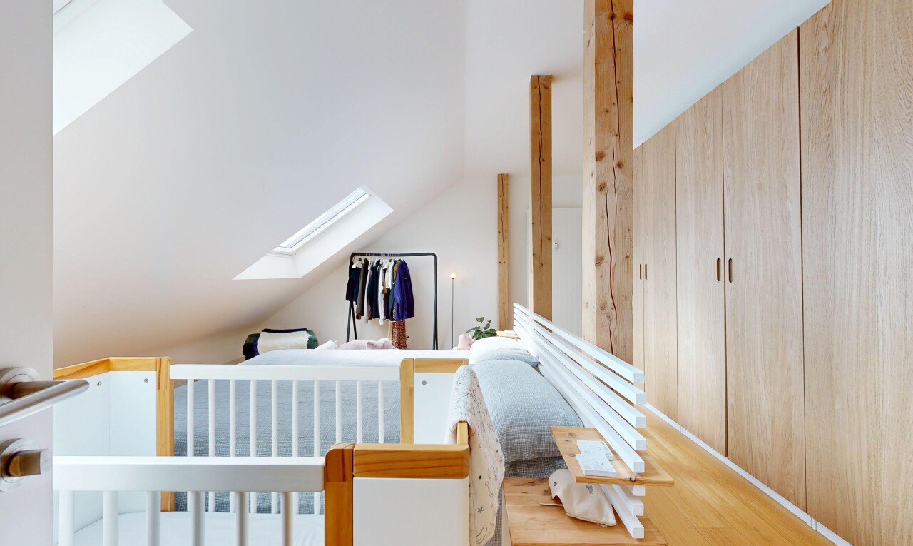zimmer / schlafzimmer mit dachfenster, inside property, holzfußboden, wood finish floor, und dachschräge