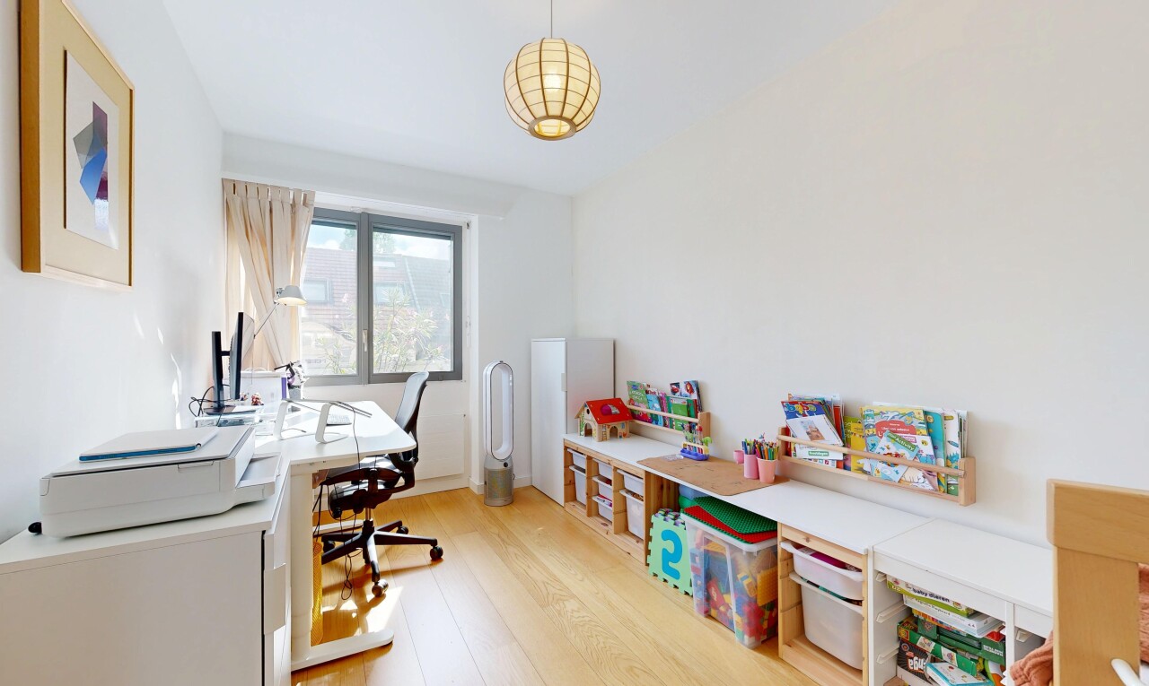 büro mit wood finish floor, holzfußboden, natural light, natürliches licht, und inside property