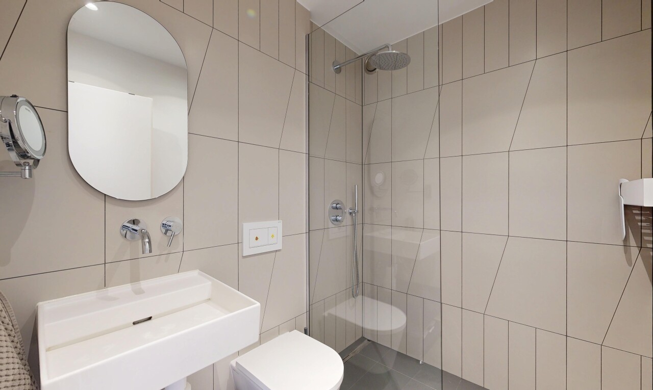 bad mit waschbecken, tile wall, fliesenwand, spiegel, und komplettes badezimmer