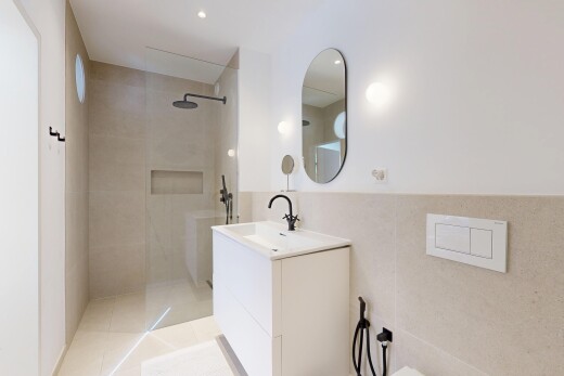 bad mit dusche, schminktisch, komplettes badezimmer, spiegel, und light floor