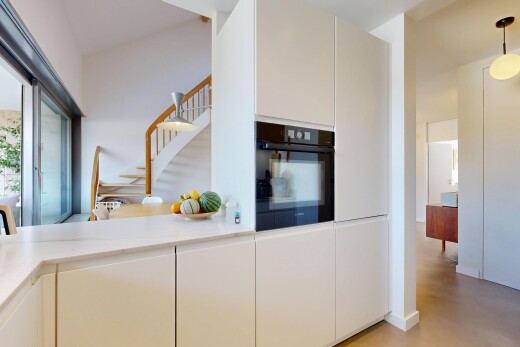küche mit ofen, arbeitsplatten, light countertops, inside property, und schränke mit flachen paneelen