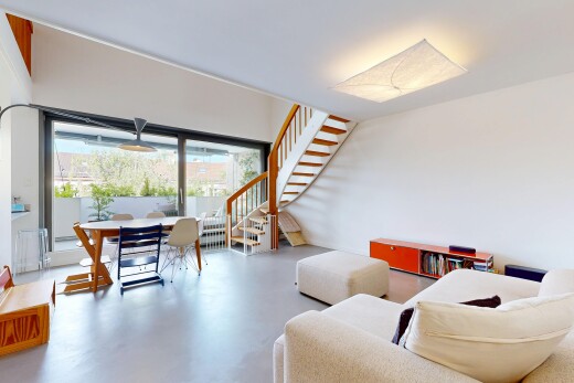 wohnzimmer mit treppen, finished concrete floor, inside property, natürliches licht, und natural light