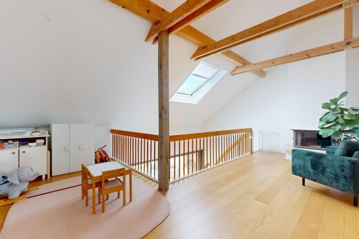 wohnzimmer mit dachfenster, beamed ceiling, balkendecke, wood finish floor, und holzfußboden