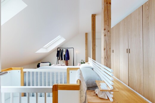 zimmer / schlafzimmer mit dachfenster, inside property, holzfußboden, wood finish floor, und dachschräge