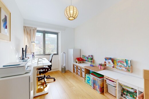 büro mit wood finish floor, holzfußboden, natural light, natürliches licht, und inside property