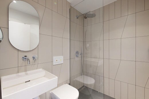bad mit waschbecken, tile wall, fliesenwand, spiegel, und komplettes badezimmer