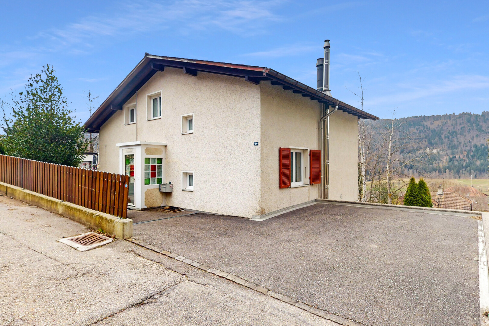 façade avec bardage en stuc et clôture