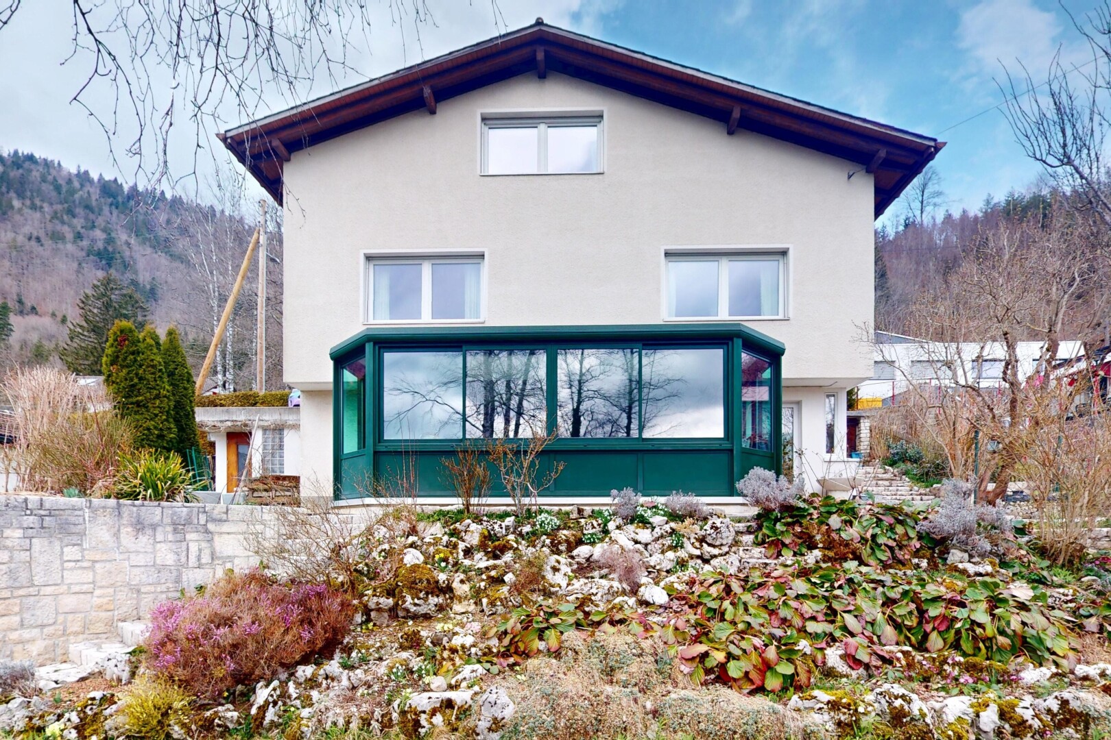 façade avec bardage en stuc et véranda