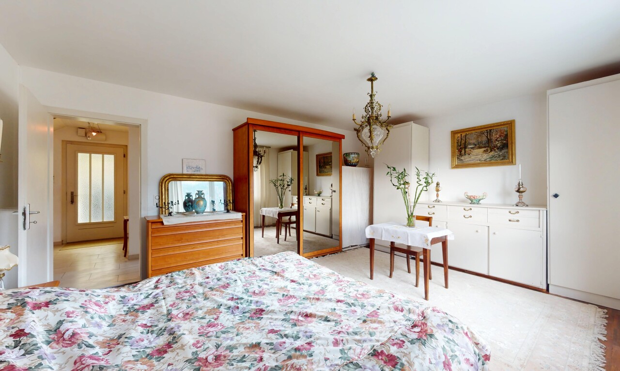 chambre avec lustre remarquable, cloison sèche, et placard