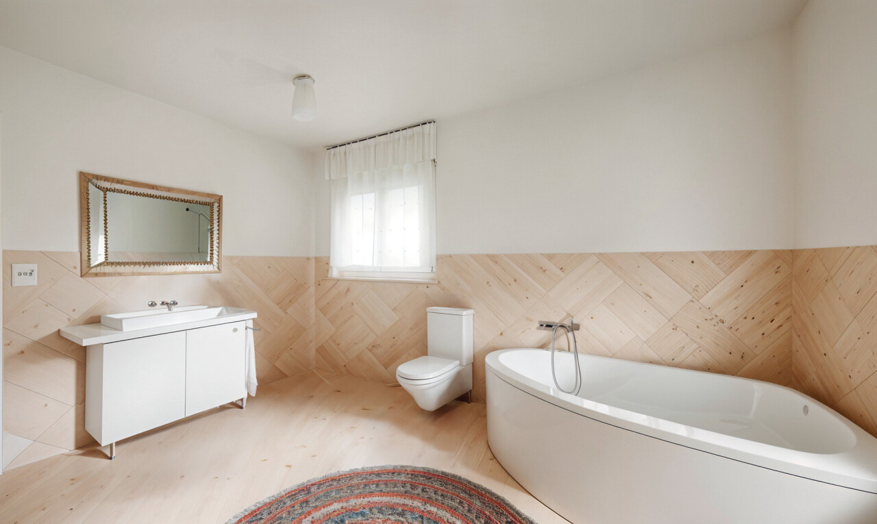 salle de bains avec miroir, mur à lambris, wainscot wall, salle de bain complète, et cloison sèche