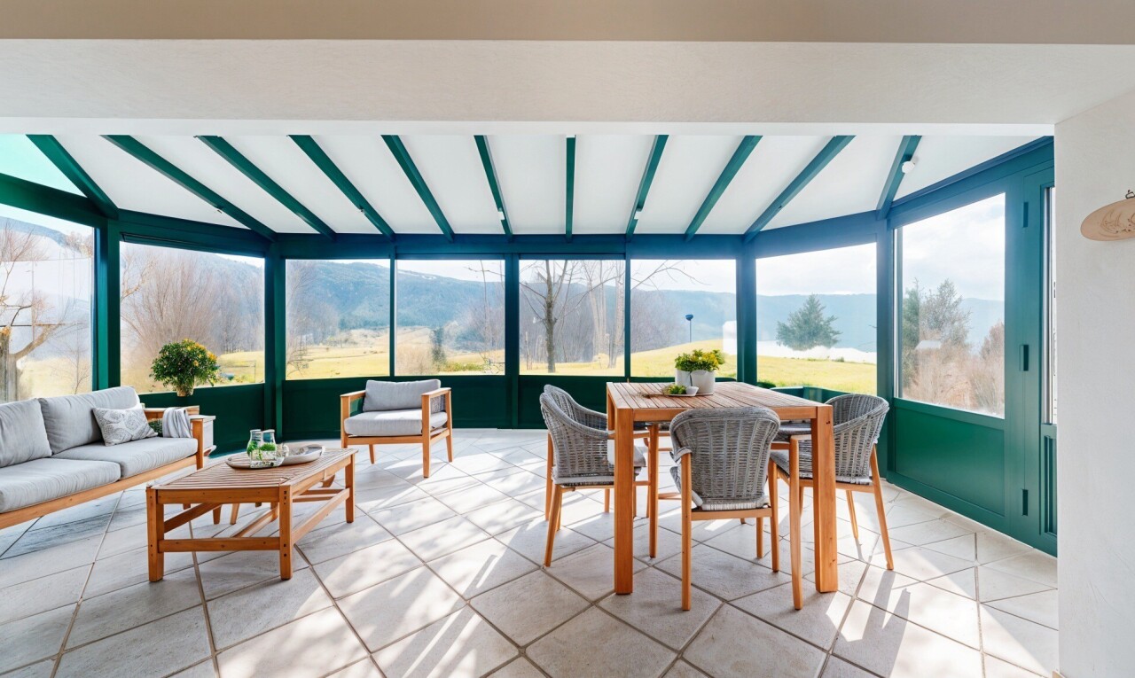 salon / salle à manger avec véranda, natural light, lumière naturelle, mountain view, et vue sur la montagne